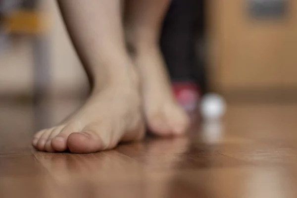 Primer Plano Pie Niño Piso Sucio Una Habitación — Foto de Stock