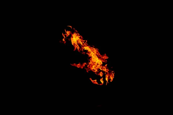 火はとても熱い 遊ぶな暗闇の中の炎 — ストック写真