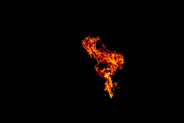 Огонь. Огонь очень горячий. Не играй с ним. Пламя в темноте
