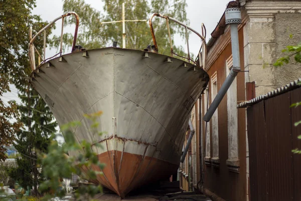 Velho Navio Enferrujado Fica Estacionado Perto Uma Casa Cidade Kursk — Fotografia de Stock