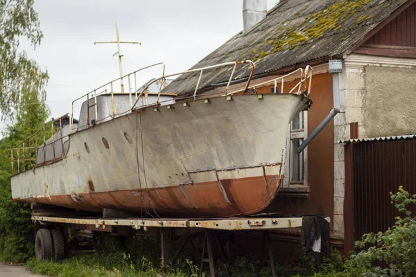 Velho Navio Enferrujado Fica Estacionado Perto Uma Casa Cidade Kursk — Fotografia de Stock