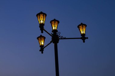  gece saatlerinde caddenin ortasında fener