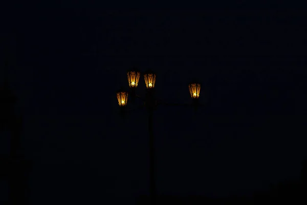 Lanterna Meio Rua Noite — Fotografia de Stock