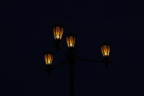 Lanterna Mezzo Alla Strada Notte — Foto Stock