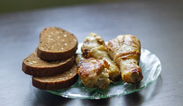 Tres Patas Pollo Frito Encuentran Plato Vidrio Con Pedazo Pan —  Fotos de Stock