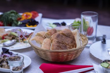 bir saman sepetine ekmek somun bir restoranda bir festival masada duruyor