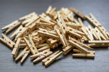 koyu ahşap bir masa üzerinde açık kahverengi ahşap clothespins