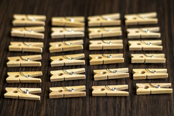 Világosbarna Clothespins Egy Sötét Fából Készült Asztal — Stock Fotó