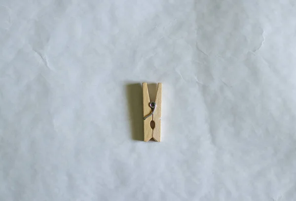Beyaz Bir Arka Plan Üzerinde Açık Kahverengi Ahşap Clothespins — Stok fotoğraf
