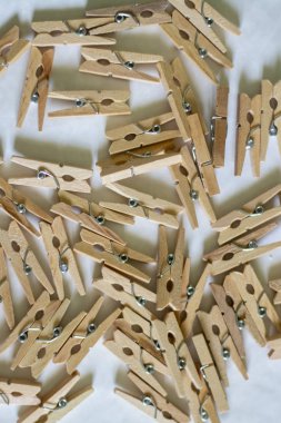 beyaz bir arka plan üzerinde açık kahverengi ahşap clothespins