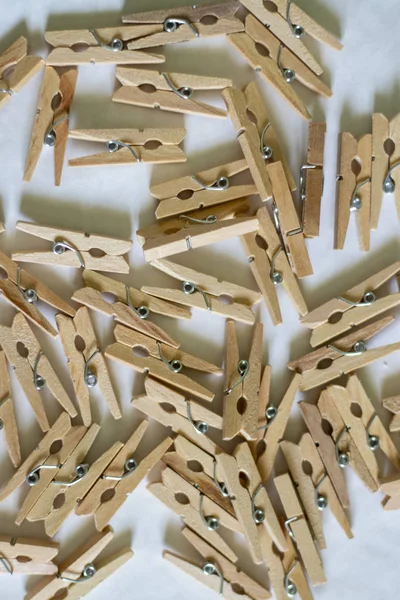 Világosbarna Clothespins Fehér Alapon — Stock Fotó