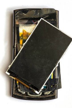 Beyaz arka planda çatlak ekrana sahip kırık akıllı telefon