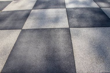 Siyah ve gri kare satranç zemini, parkta oyun alanı