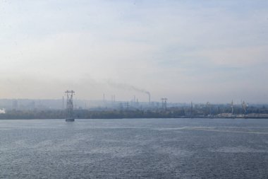 Dinyeper şehrindeki sanayi tesisi Dinyeper nehrinin arka planına karşı sonbahar sabahı sisli bir havada