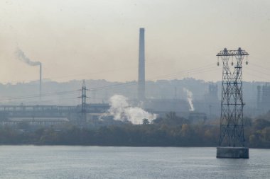 Dinyeper şehrindeki sanayi tesisi Dinyeper nehrinin arka planına karşı sonbahar sabahı sisli bir havada