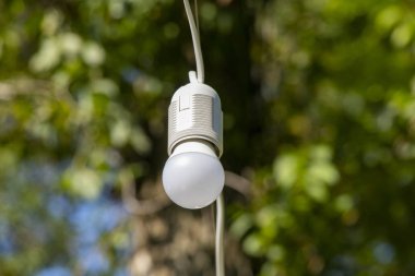 Gün batımında Gökyüzüne Karşı Asılı Yanan Lamba Düşük Açı Görünümü