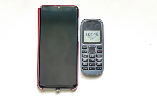 Два Мобильных Телефона Разных Поколений Касаются Кнопки Изолированном Фоне — стоковое фото