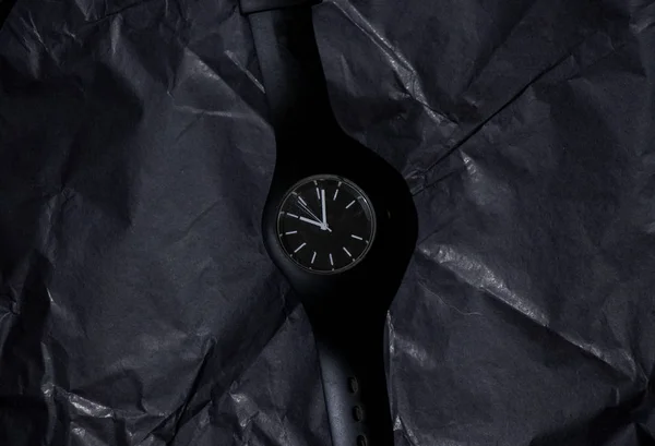 Señoras Reloj Pulsera Con Correas Silicona Encuentran Papel Arrugado Negro — Foto de Stock