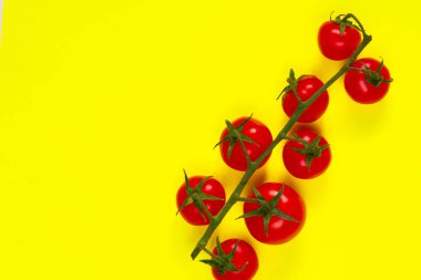 Sarı arkaplan üzerinde kiraz domatesleri