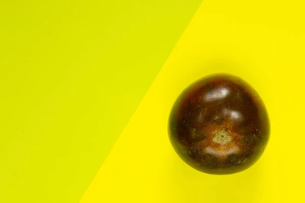 Jeden Dojrzały Pomidor Żółto Zielonym Tle — Zdjęcie stockowe