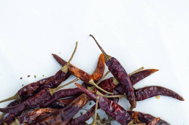 İzole edilmiş beyaz arka planda sıcak kuru kırmızı biber.