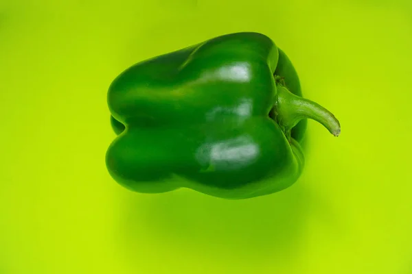 Süße Reife Grüne Paprika Auf Grünem Hintergrund — Stockfoto