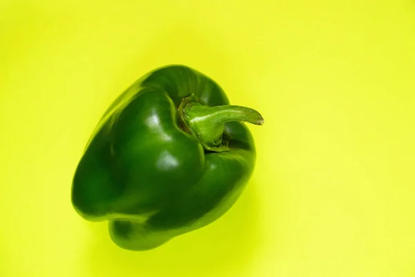 Сладкий Спелый Зеленый Перец Желтом Фоне — стоковое фото