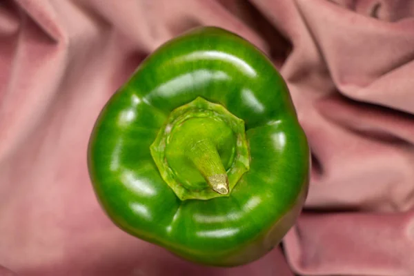 Sweet Green Ripe Pepper Lies Crumpled Pink Cloth — Stock Photo, Image