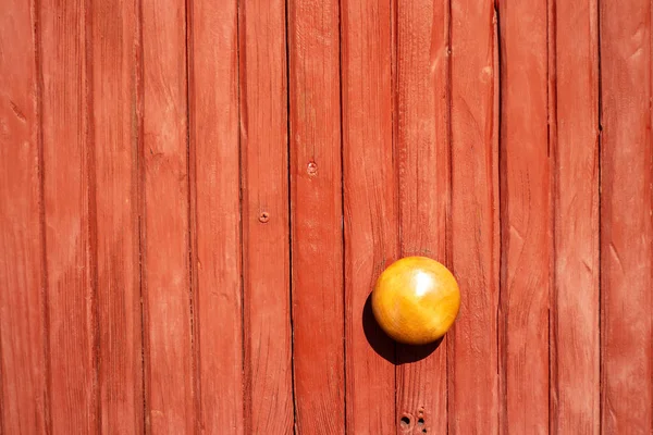 Red Wooden Old Door Handle Close — ストック写真