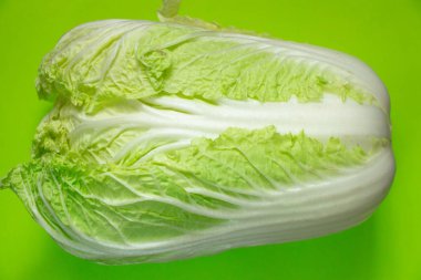 Napa lahanası ya da Çin lahanası yarısı, yalıtılmış yeşil arka plan