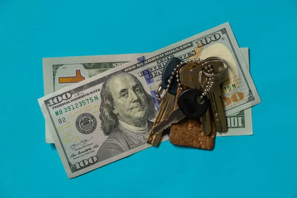 Κλειδιά Του Διαμερίσματος Βρίσκονται Ένα Τραπεζογραμμάτιο 100 Δολαρίων Ένα Μπλε — Φωτογραφία Αρχείου