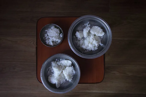 Drei Eiserne Hundeschüsseln Mit Reisbrei Stehen Auf Holzstühlen Der Küche — Stockfoto