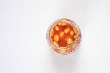 Kavanozda konserve fasulye. Öğle yemeği için beyaz tabakta.