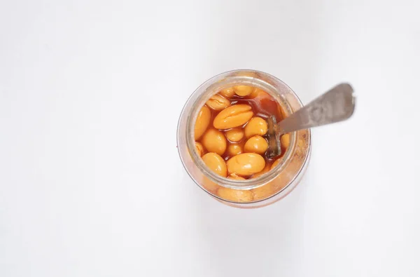 Frijoles enlatados en un frasco en un plato blanco para el almuerzo —  Fotos de Stock