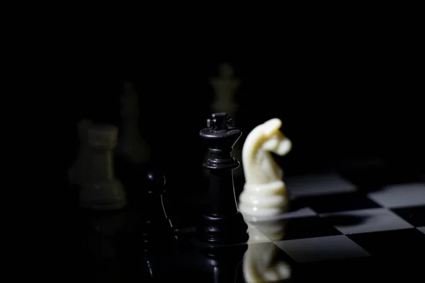 Pièces Échecs Sur Échiquier Dans Une Pièce Sombre Éclairée Par — Photo