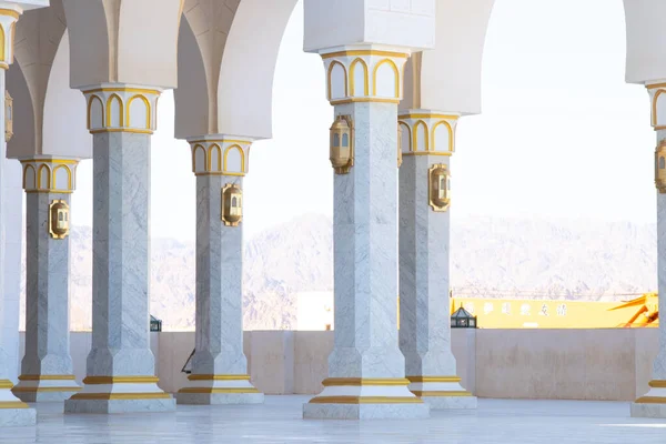 Colunas Mármore Branco Uma Mesquita Egito Durante Dia — Fotografia de Stock