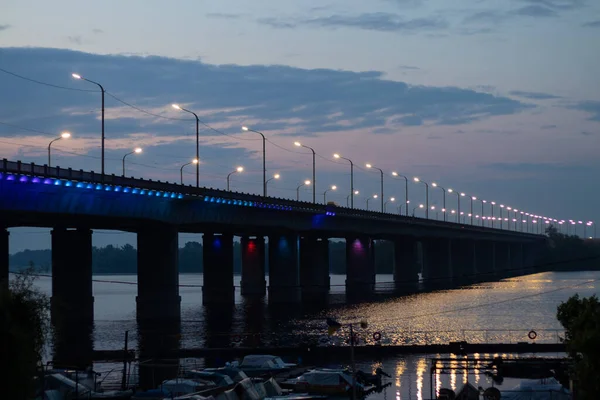 Старий Міст Ввечері Заднім Світлом Місті Дніпро — стокове фото