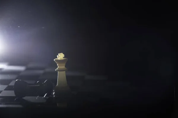 提灯に照らされた暗い部屋のチェス盤の駒 — ストック写真