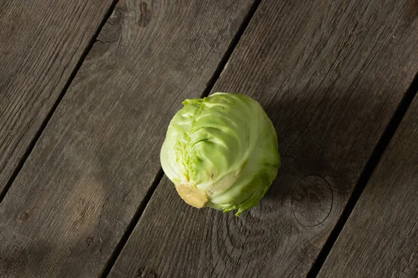 Head Young Green Cabbage Lies Wooden Board — Stock Photo, Image