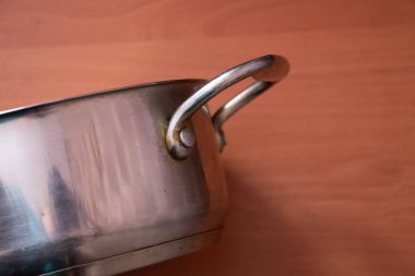 Mutfak gri tavası masanın üzerinde duruyor.