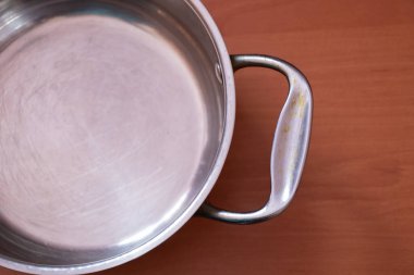 Mutfak gri tavası masanın üzerinde duruyor.