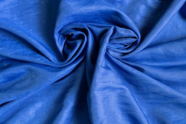 Arka plan olarak mavi düz ipek katmanlı kumaş
