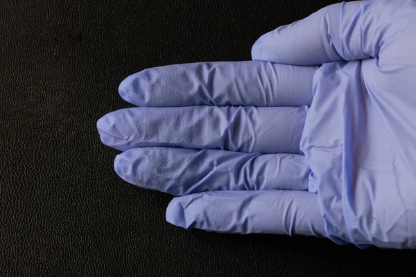 Рука Медицинских Перчатках Черном Фоне — стоковое фото