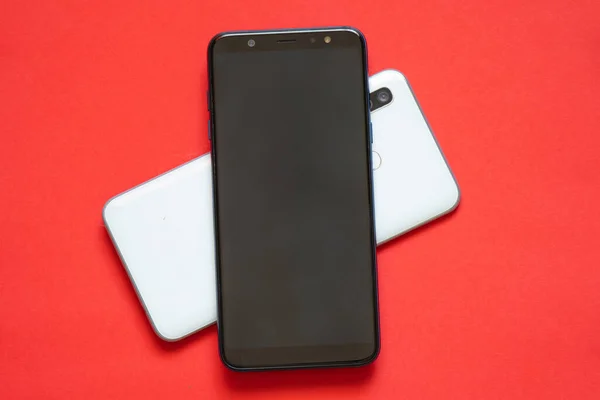 Neues Touchphone Auf Rotem Hintergrund — Stockfoto