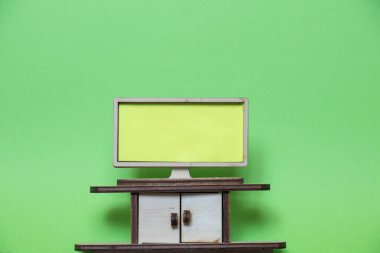 Tahta televizyon ve izole arka planda komodin.