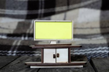 Tahta televizyon ve izole arka planda komodin.