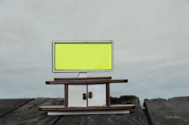 Tahta televizyon ve izole arka planda komodin.