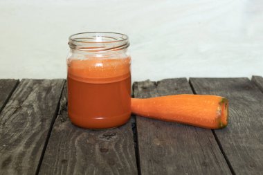 Cam kavanozda taze sıkılmış havuç suyu.