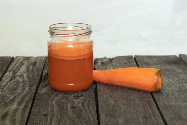 Cam kavanozda taze sıkılmış havuç suyu.