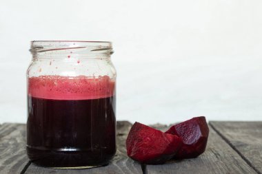 Kavanoz masada taze pancar suyu.